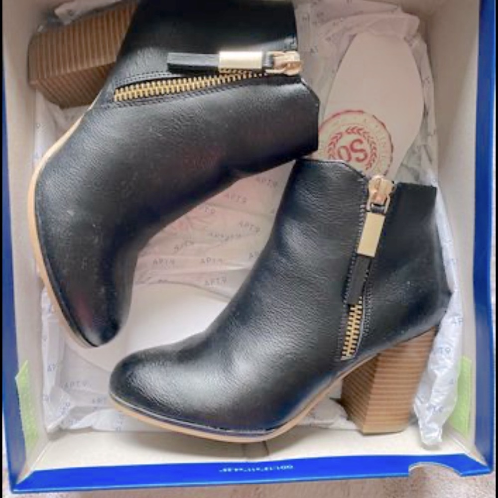 Black booties with cute zipper detail. Size 6.5. Wore once. Great condition